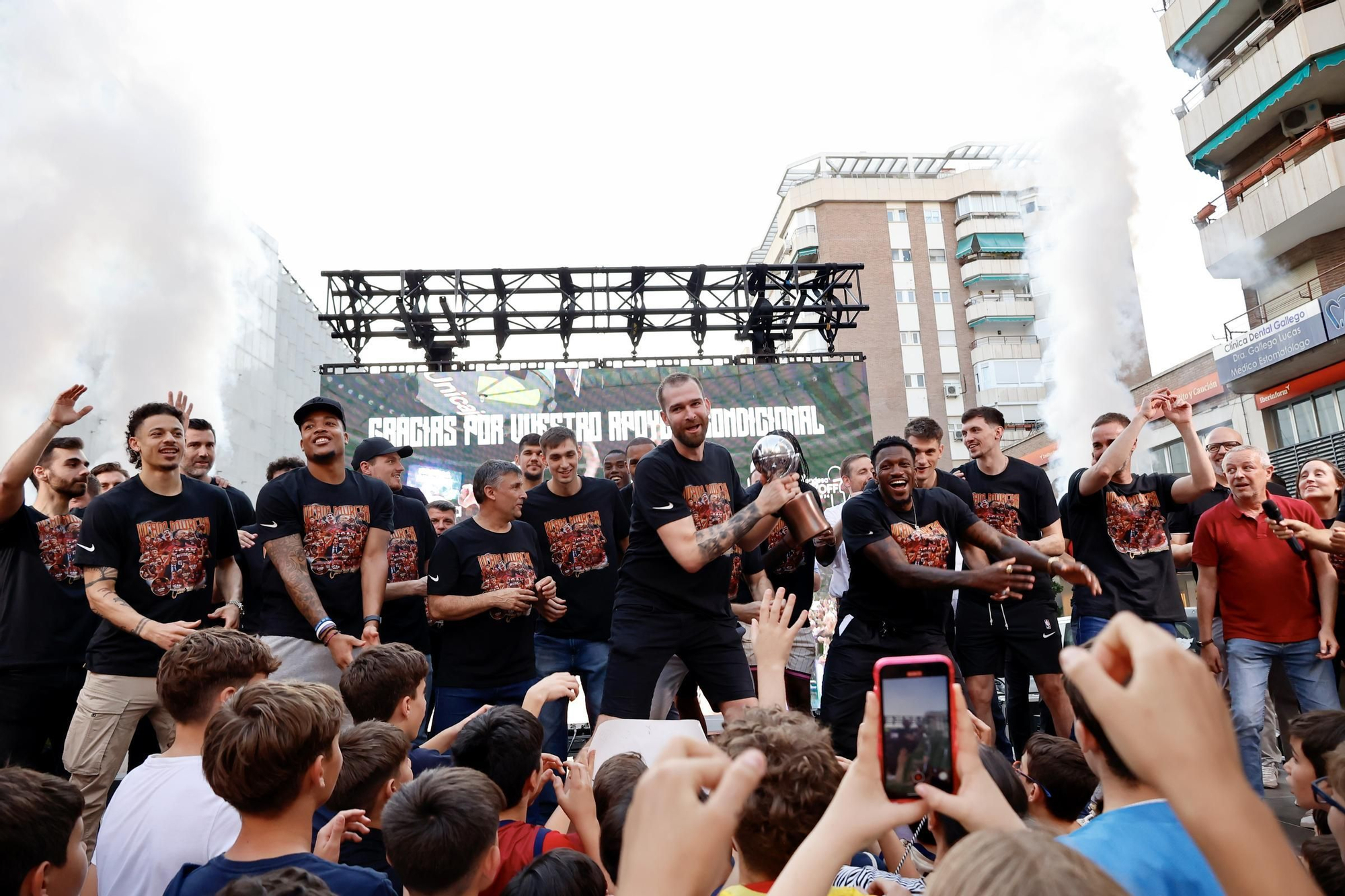 La fiesta del UCAM Murcia con su afición en las calles de Murcia, en imágenes