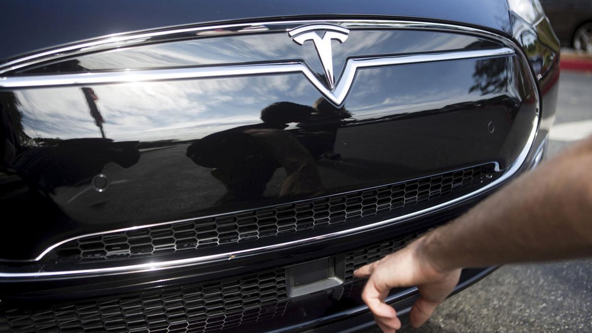 El radar situado en la parte delantera del Tesla S, el pasado octubre en un acto de la firma en Palo Alto (California).