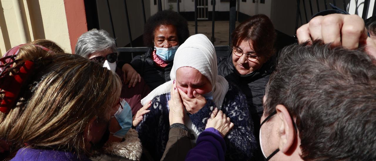 Simona llora de alegría junto a sus vecinas tras haber paralizado su desahucio.