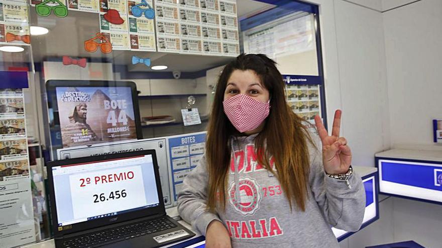 Giovana Paciolla, ayer, en su puesto de lotería de la calle Corrida. | Á. G.