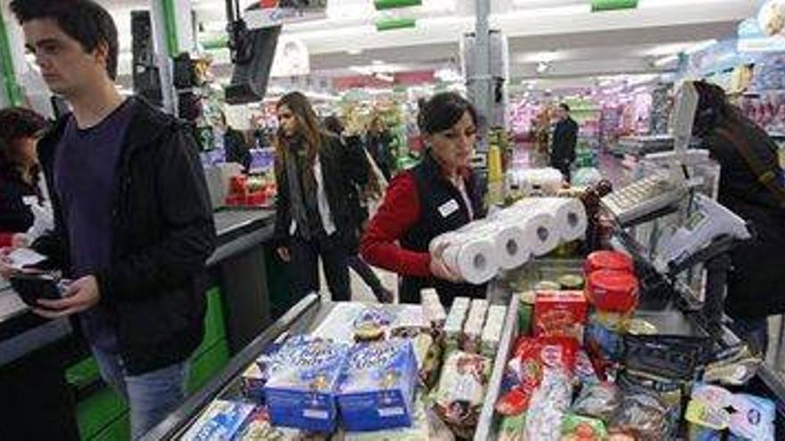 Cada familia gasta en compras 3.000 euros menos que hace cuatro años