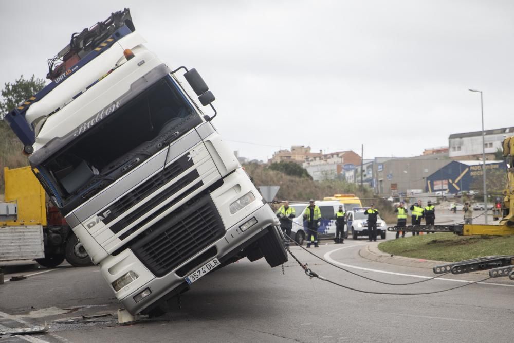 Bolca un camió i fa tallar la GI-600 a Blanes