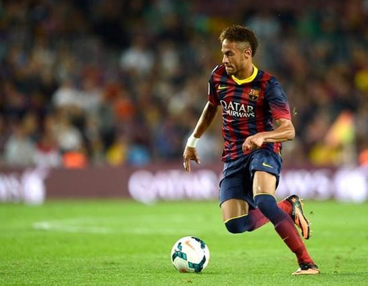 Neymar condueix la pilota, durant un partit de Lliga disputat al Camp Nou. Neymar condueix la pilota, durant un partit de Lliga disputat al Camp Nou.