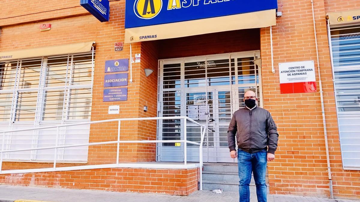 El edil Felip Sànchez, frente a la sede de Aspanias en Elche