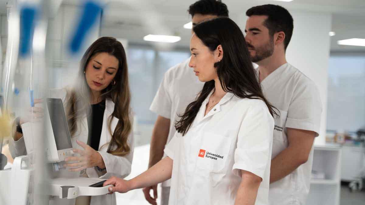Prácticas en el hospital simulado de la Universidad Europea de Valencia.