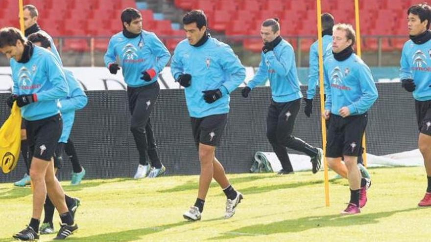 Vila, Bellvís, Insa, Augusto, Cabral, Pranjic, Krohn-Dehli y Park, durante el entrenamiento celebrado ayer en Balaídos. // Ricardo Grobas