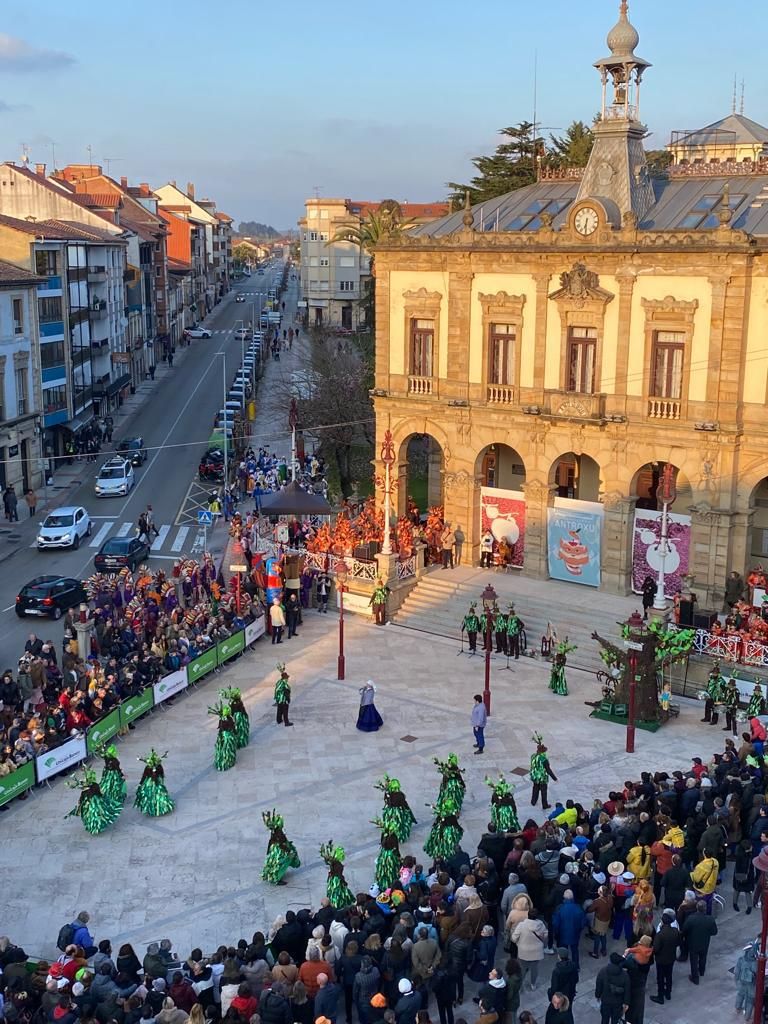 Villaviciosa pinta el mejor Carnaval: explosión de colorido en la cita más multitudinaria de los últimos años