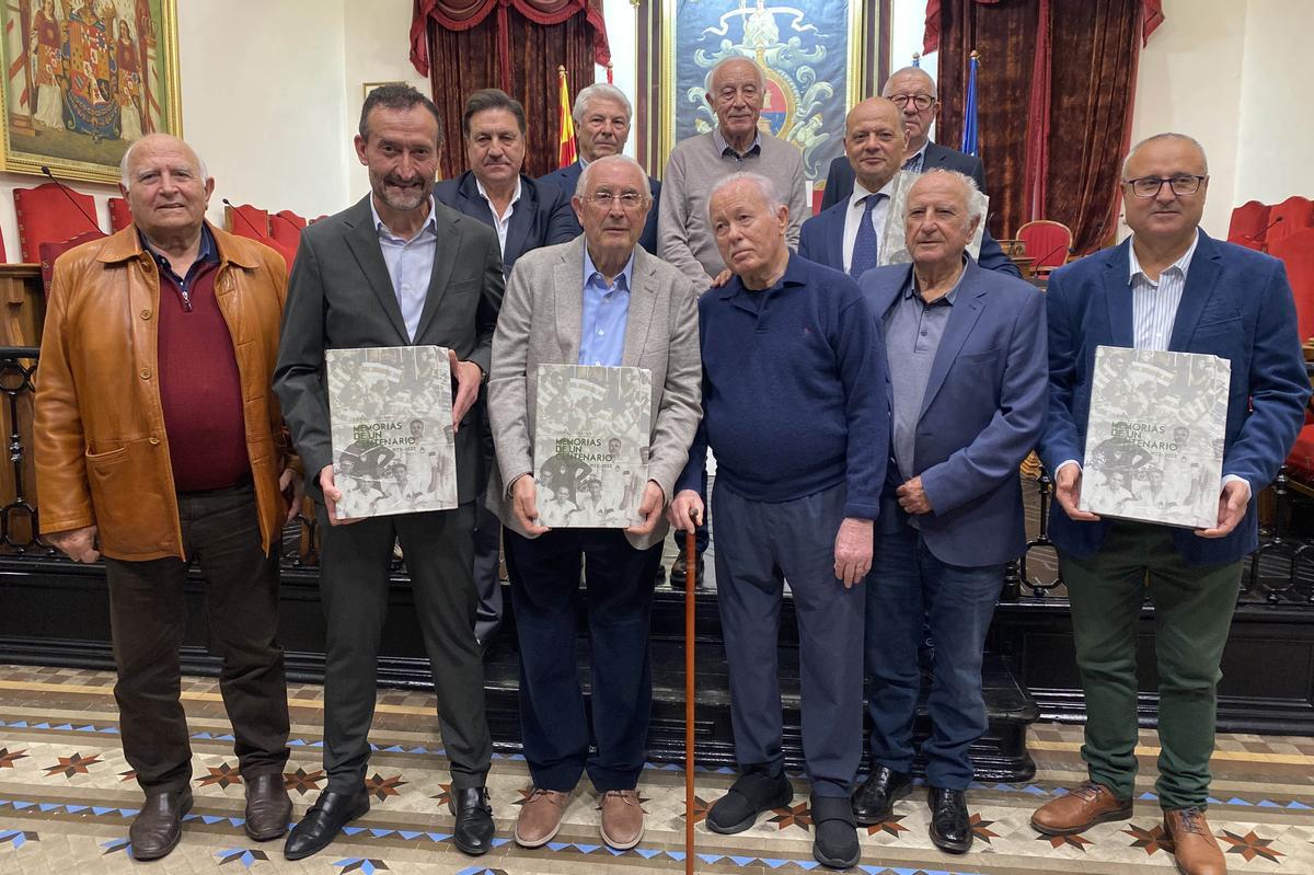 Gambín presenta su libro del Centenario del Elche rodeado de leyendas y expresidentes Gambín presenta su libro del Centenario del Elche rodeado de leyendas y expresidentes