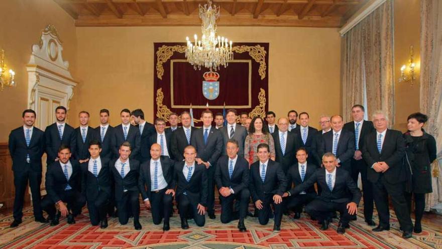 El presidente de la Xunta ha posado esta mañana con los futbolistas, técnicos y directivos del Dépor. / EFE / Xoán Rey
