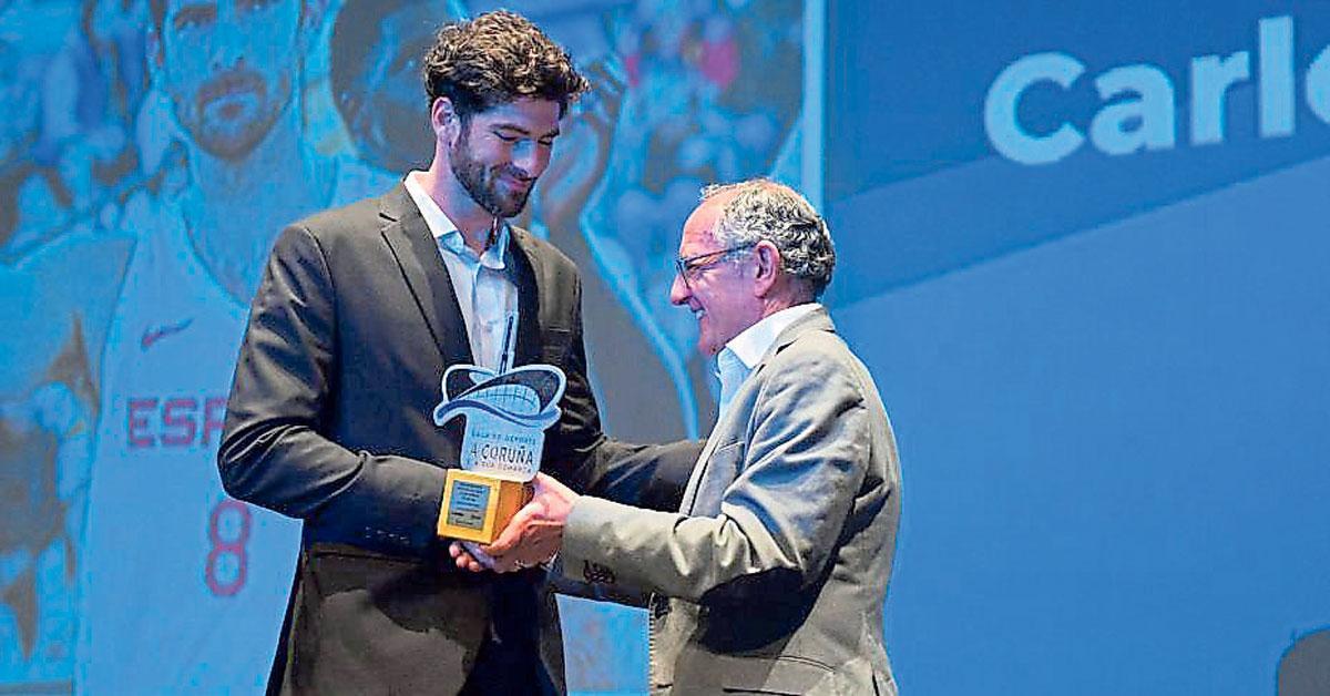 El baloncestista 3x3 Carlos Martínez, mejor deportista de 2025,  con Juan Carlos Da Silva, director general de Prensa Ibérica Galicia.
