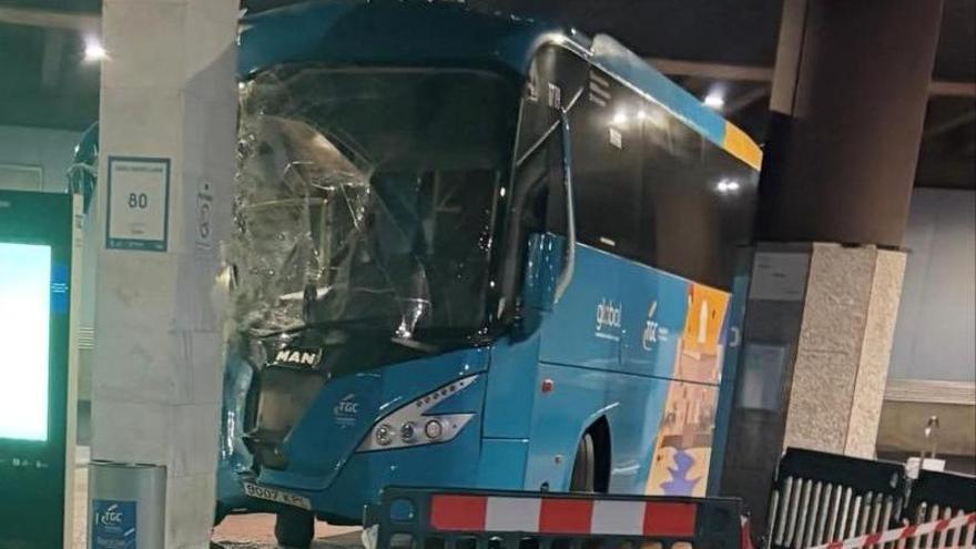 El accidente de la guagua de Global en Santa Catalina no dejó heridos: era el último viaje del conductor