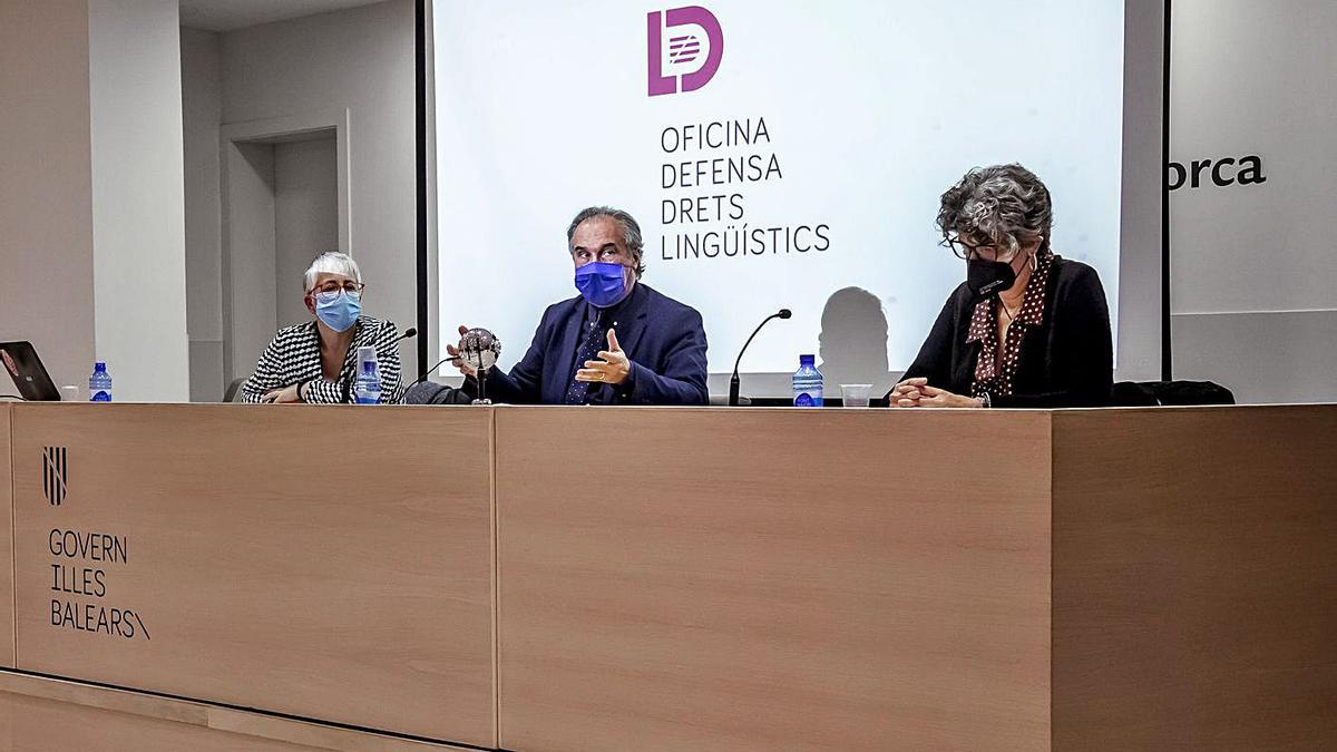 Beatriu Defior, el conseller March y Agustina Vilaret, ayer, en la presentación de la oficina.