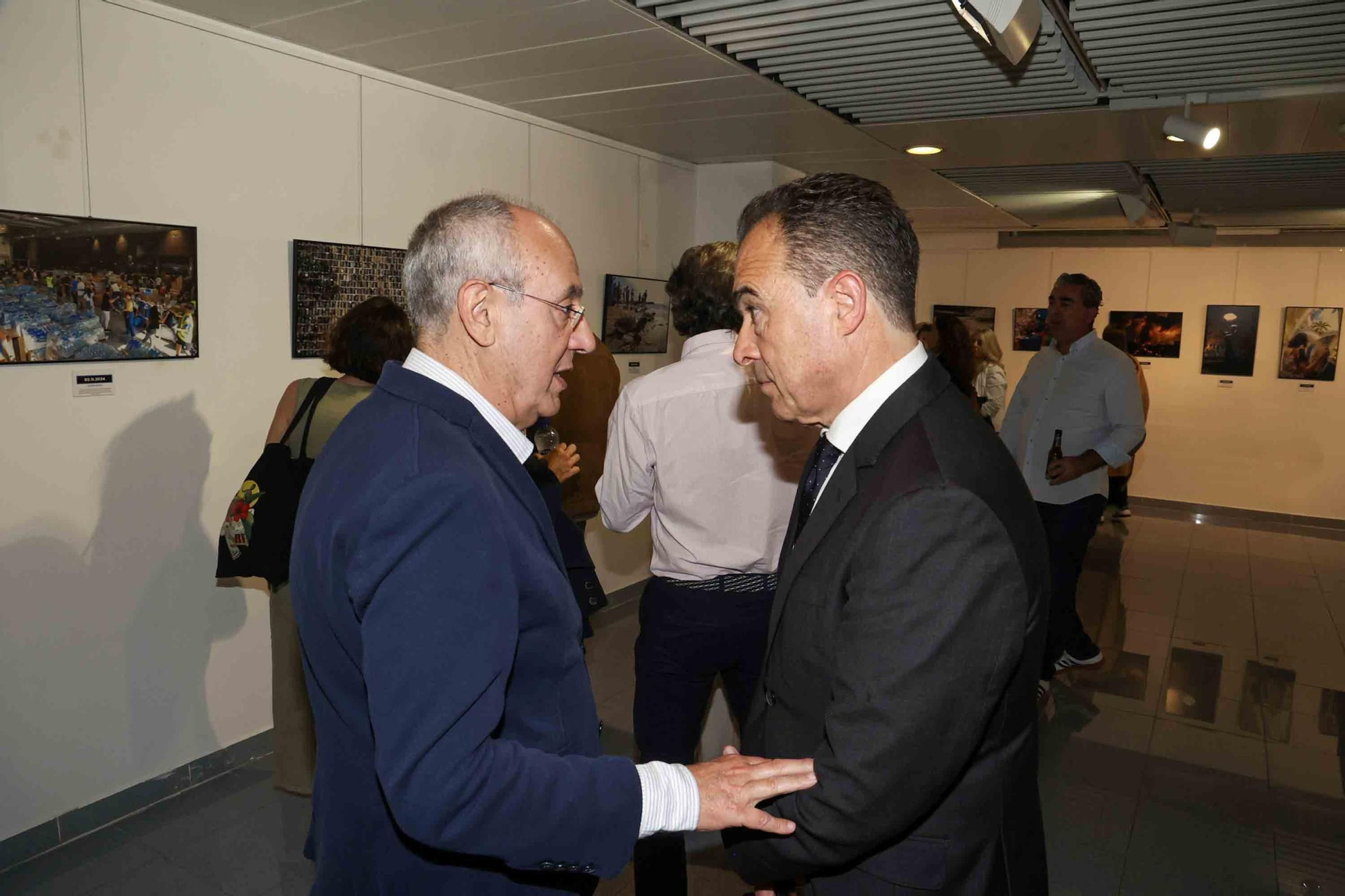 lleno total en la inauguración de INFotoperiodistas 2024,. un año de fotografía de prensa en Alicante