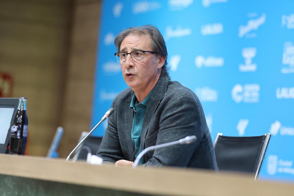 Loren Juarros, director deportivo del Málaga CF, durante un comparecencia en la sala de prensa de La Rosaleda.