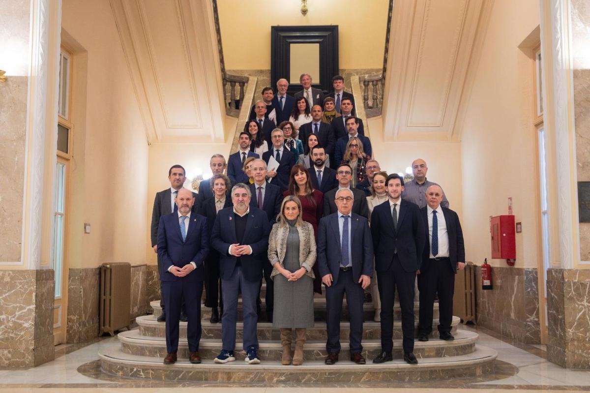 Foto de familia de los miembros de la comisión organizadora del Mundial, con Rafael Louzán y Milagros Tolón en primera fila. Detrás, como invitada, estuvo la presidenta del Celta, Marian Mouriño.