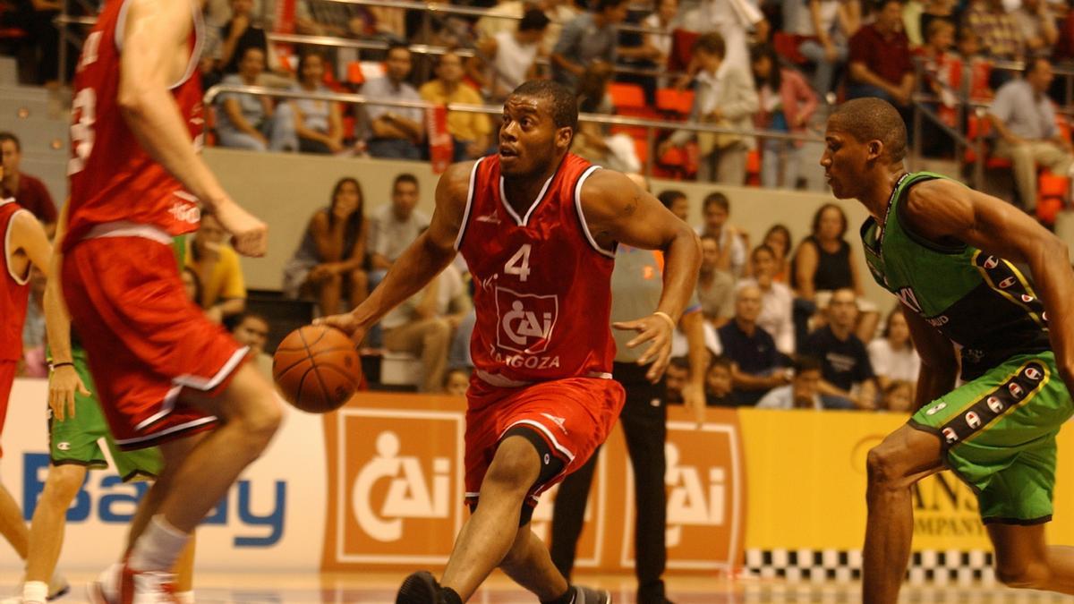 Ottis Hill, en el primer partido del nuevo CAI Zaragoza contra el Joventut en septiembre de 2002.