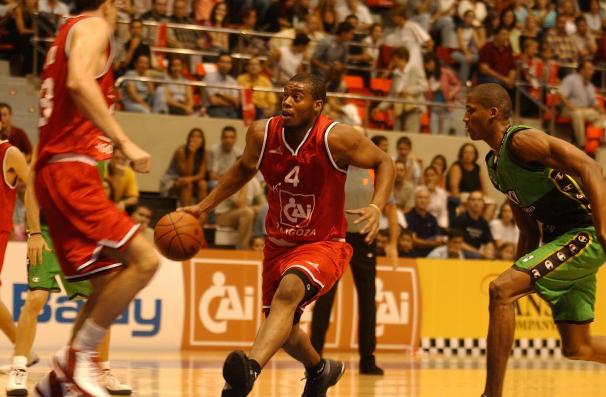 Ottis Hill, en el primer partido del nuevo CAI Zaragoza contra el Joventut en septiembre de 2002.