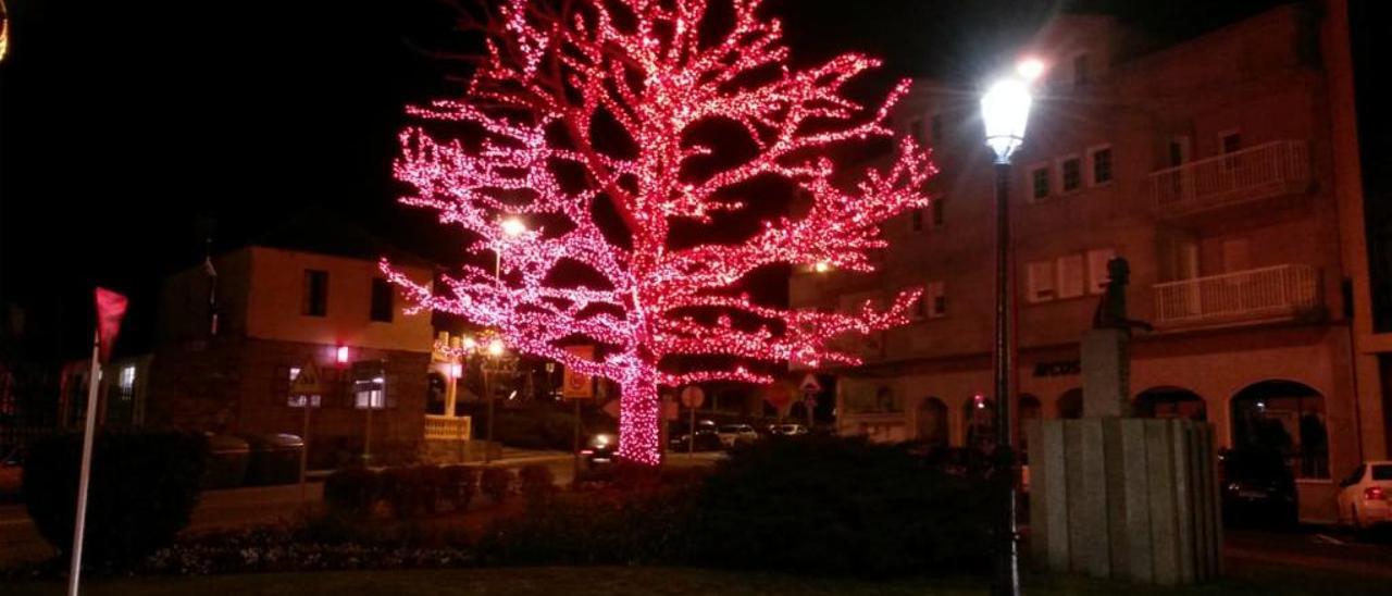 El árbol rojo que da la bienvenida a Gondomar por Elduayen, encendido ayer. // Jose Lores