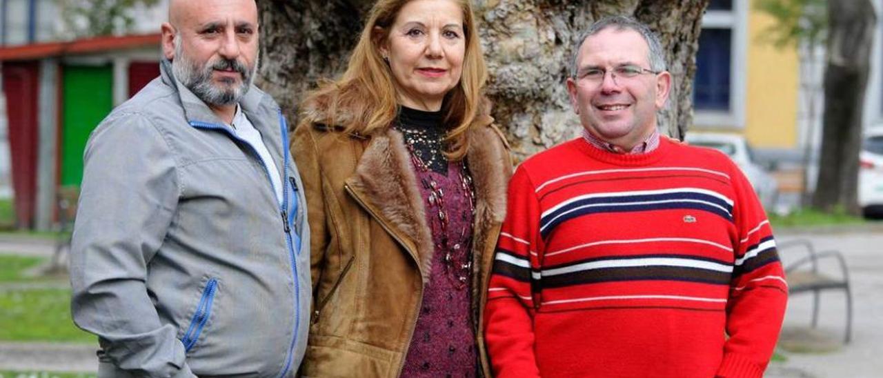 José López, Aleida García y Luis del Prado, ayer, en La Felguera.