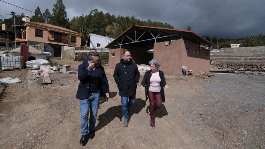 José Antonio Valbuena (centro) y Miguel Ángel Pérez junto con la alcaldesa de Vilaflor, Agustina Beltrán.