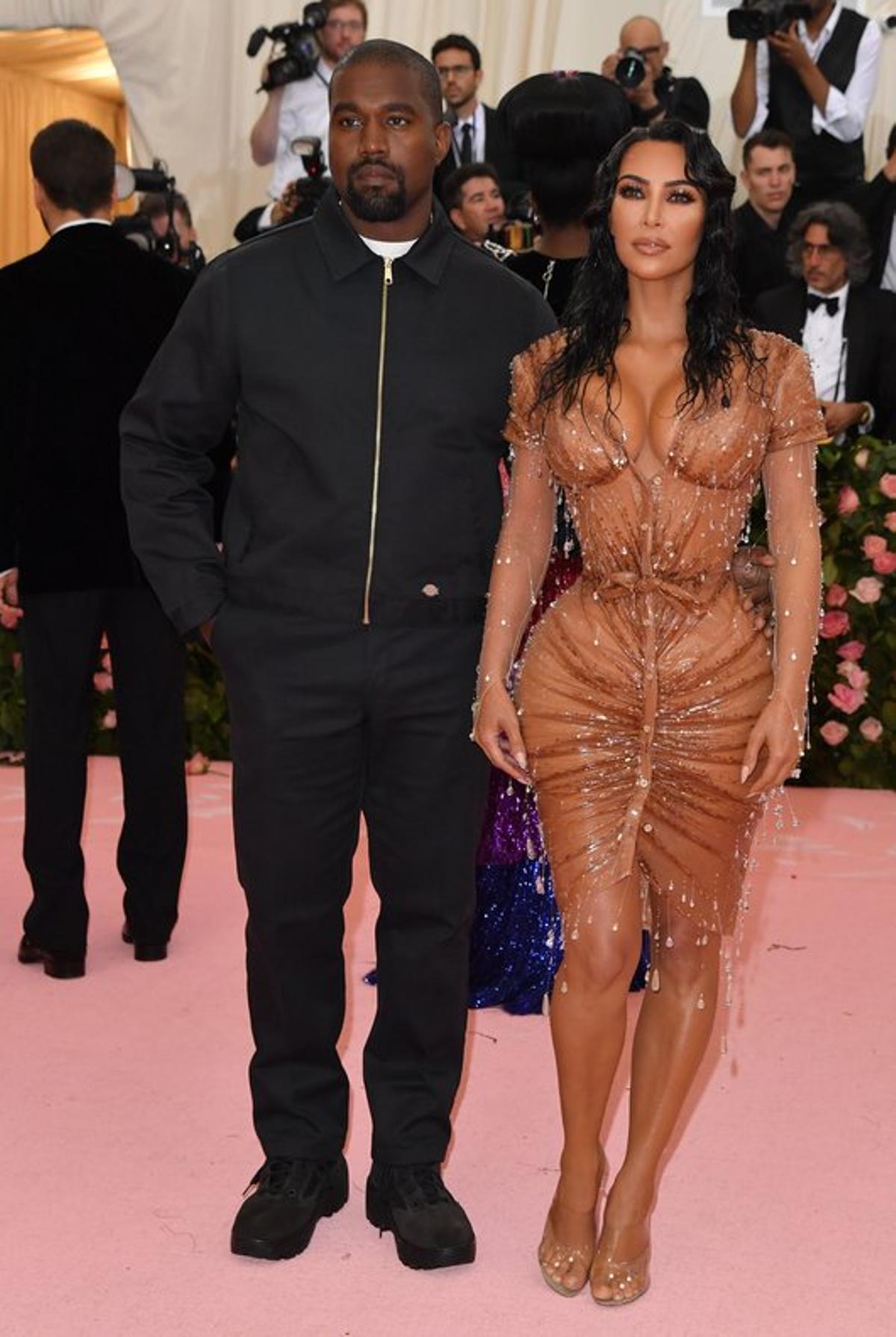 Kim Kardashian, con un diseño mojado y con gotas de Mugler, junto a su esposo, Kanye West, 