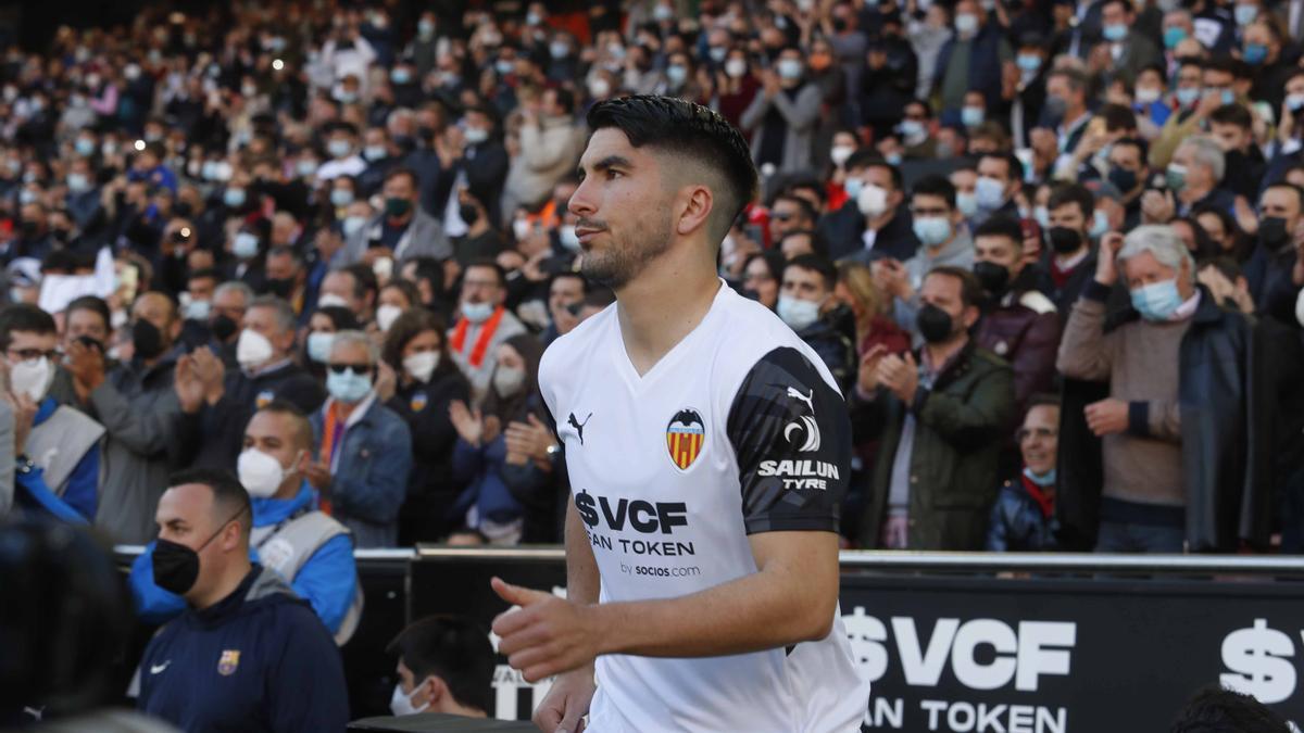 Carlos Soler, poco antes de un encuentro en Mestalla.