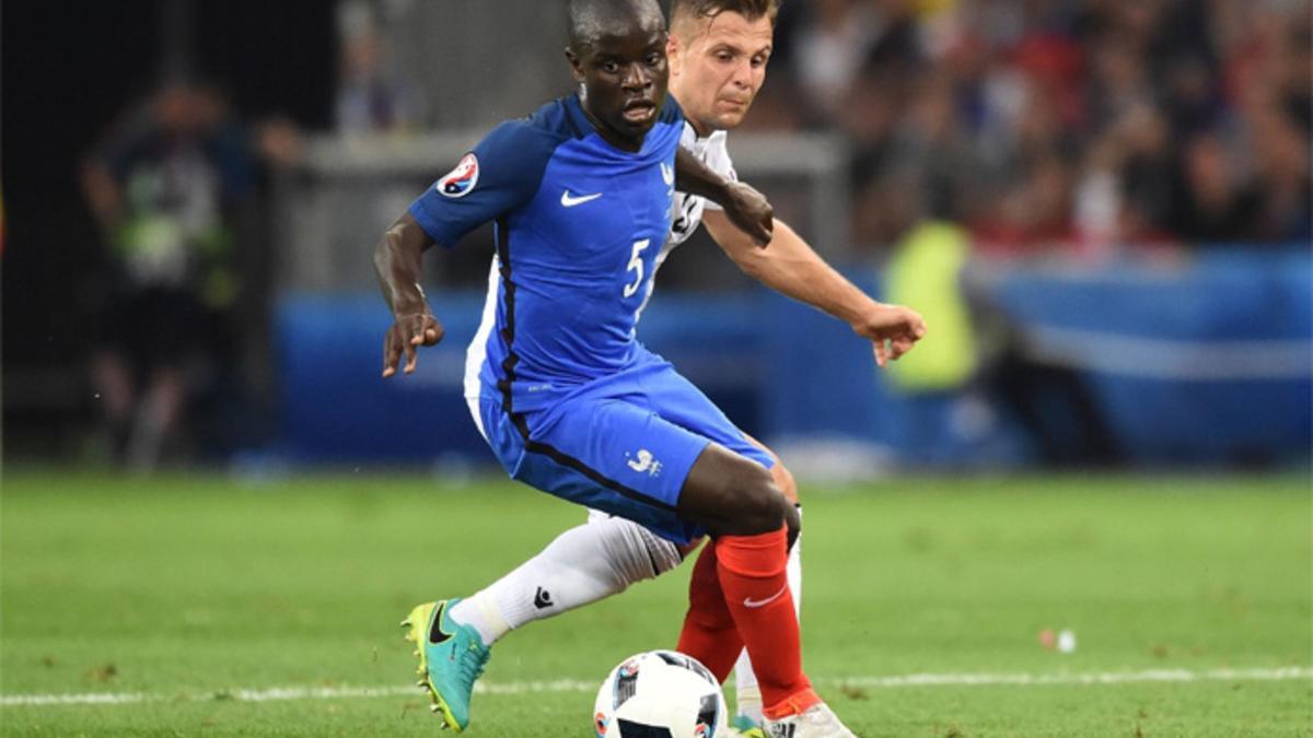 N'Golo Kanté (izquierda) con Amir Abrashi durante el Francia-Albania de la Eurocopa 2016