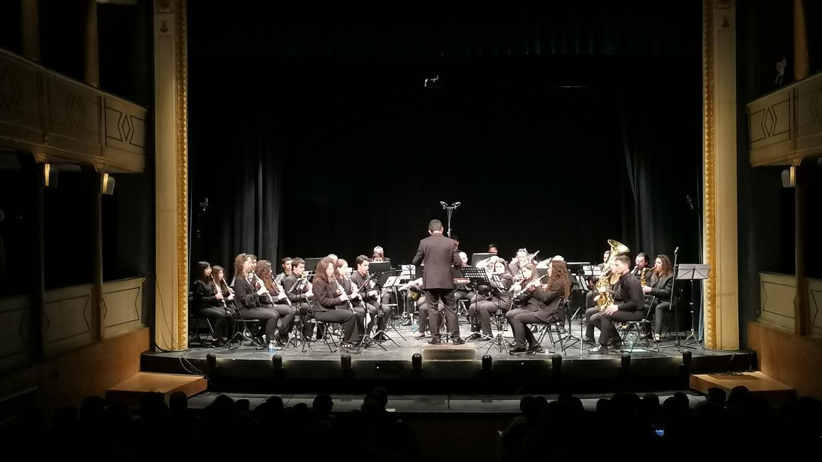 Los músicos de La Lira interpretan una de las marchas durante el concierto ofrecido en el Latorre