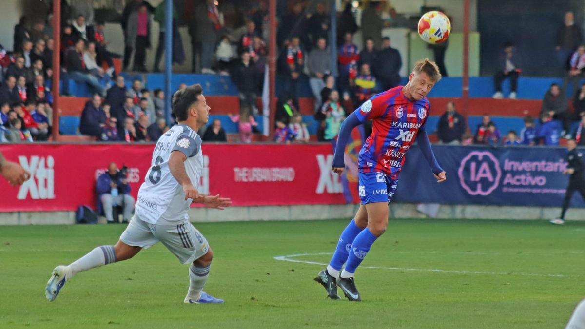 Xabi Dominguez salta por encima de sus rivales