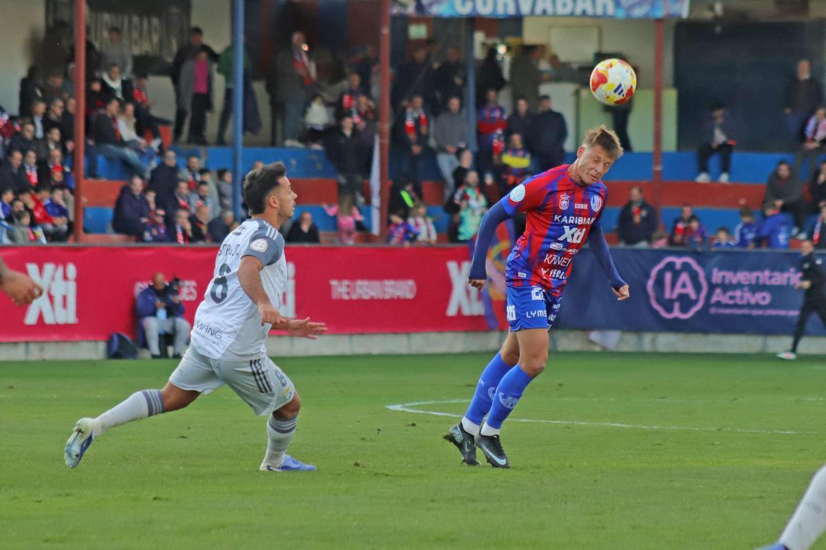 Xabi Dominguez salta por encima de sus rivales