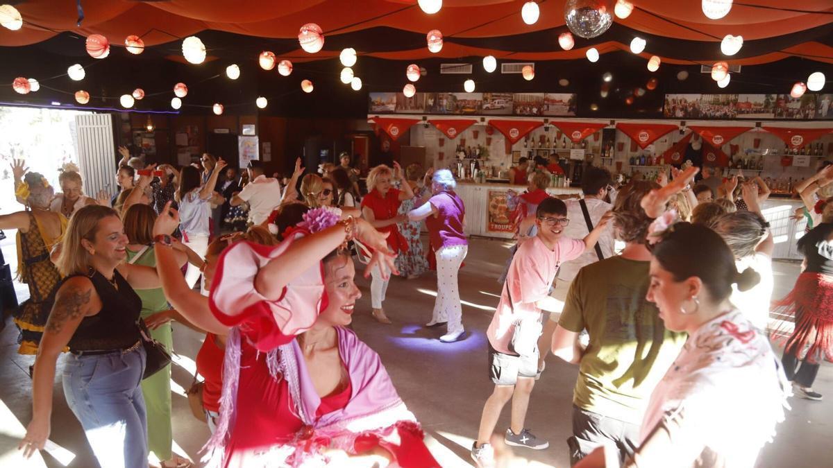 Ambiente en una caseta de la Feria de Córdoba.
