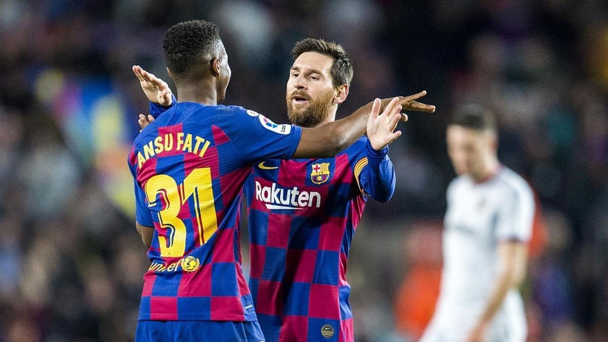 Messi y Ansu Fati se felicitan tras un gol del joven al Levante en el Camp Nou.