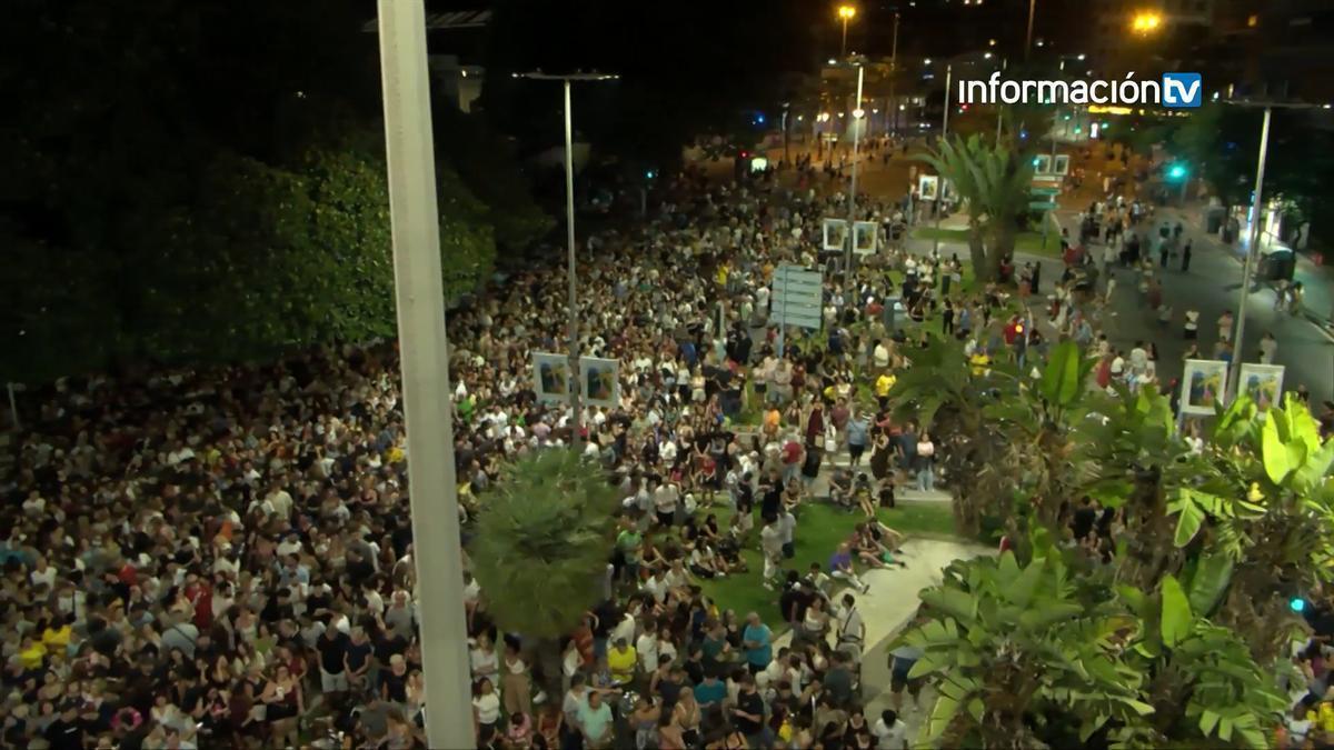 La Arribada del Foc llena de música y pólvora el inicio de les Fogueres 2026