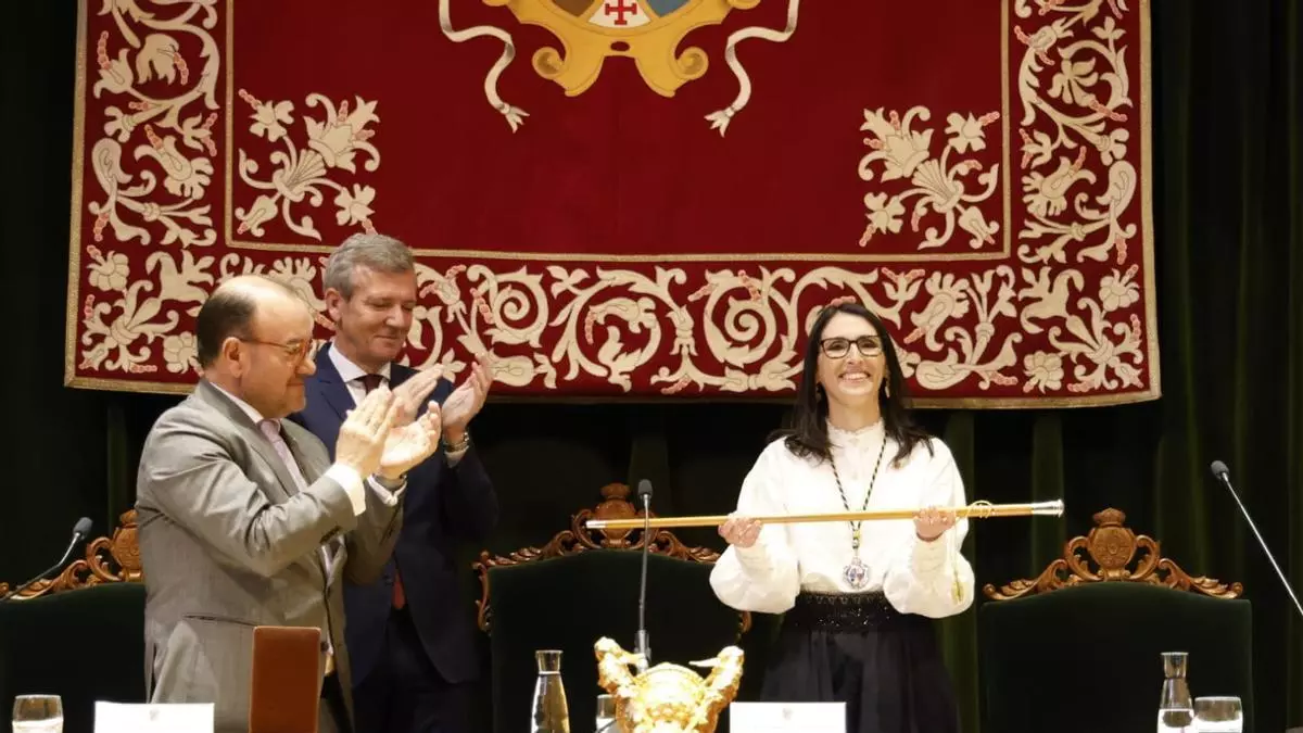Crujeiras toma posesión como primera rectora de la USC: «Traballarei para que sexamos a institución de máxima excelencia académica»