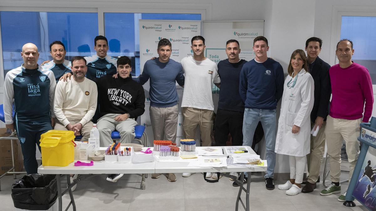Jugadores del Málaga CF, cuerpo técnico y equipo médico de Quirónsalud Málaga.