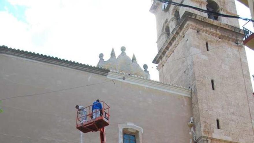 Los trabajos en la fachada del templo de Santa María.