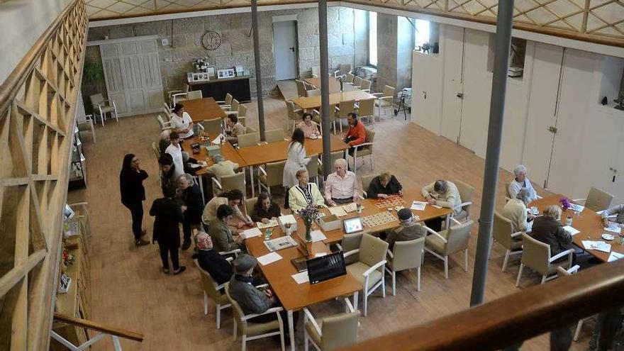 Interior del centro Saraiva Senior, que ocupa el edificio de la antigua paquetería Rodiño. // Rafa Vázquez