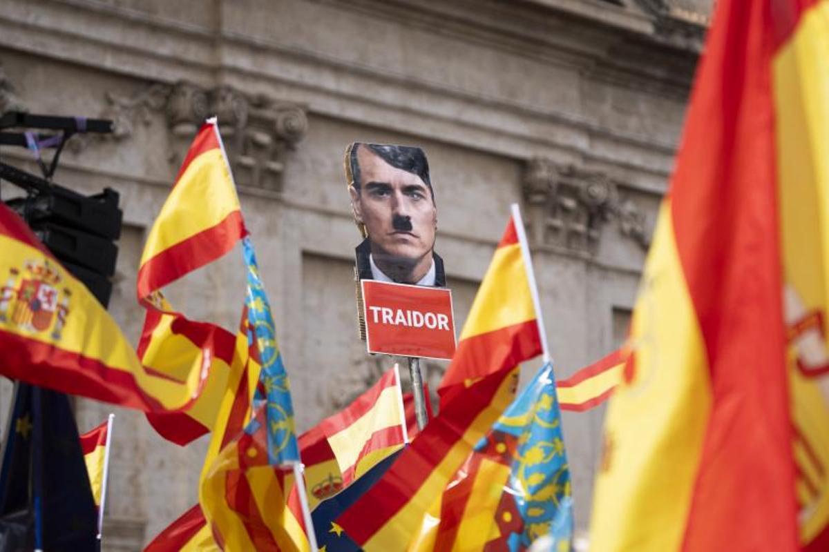 Una pancarta del presidente del Gobierno en funciones durante una manifestación contra la amnistía, a 12 de noviembre de 2023, en Valencia, Comunidad Valenciana (España).