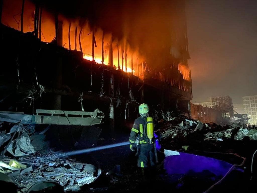 Los bomberos tratan de extinguir el fuego de un centro comercial de Kiev tras ser bombardeado la madrugada de este lunes.
