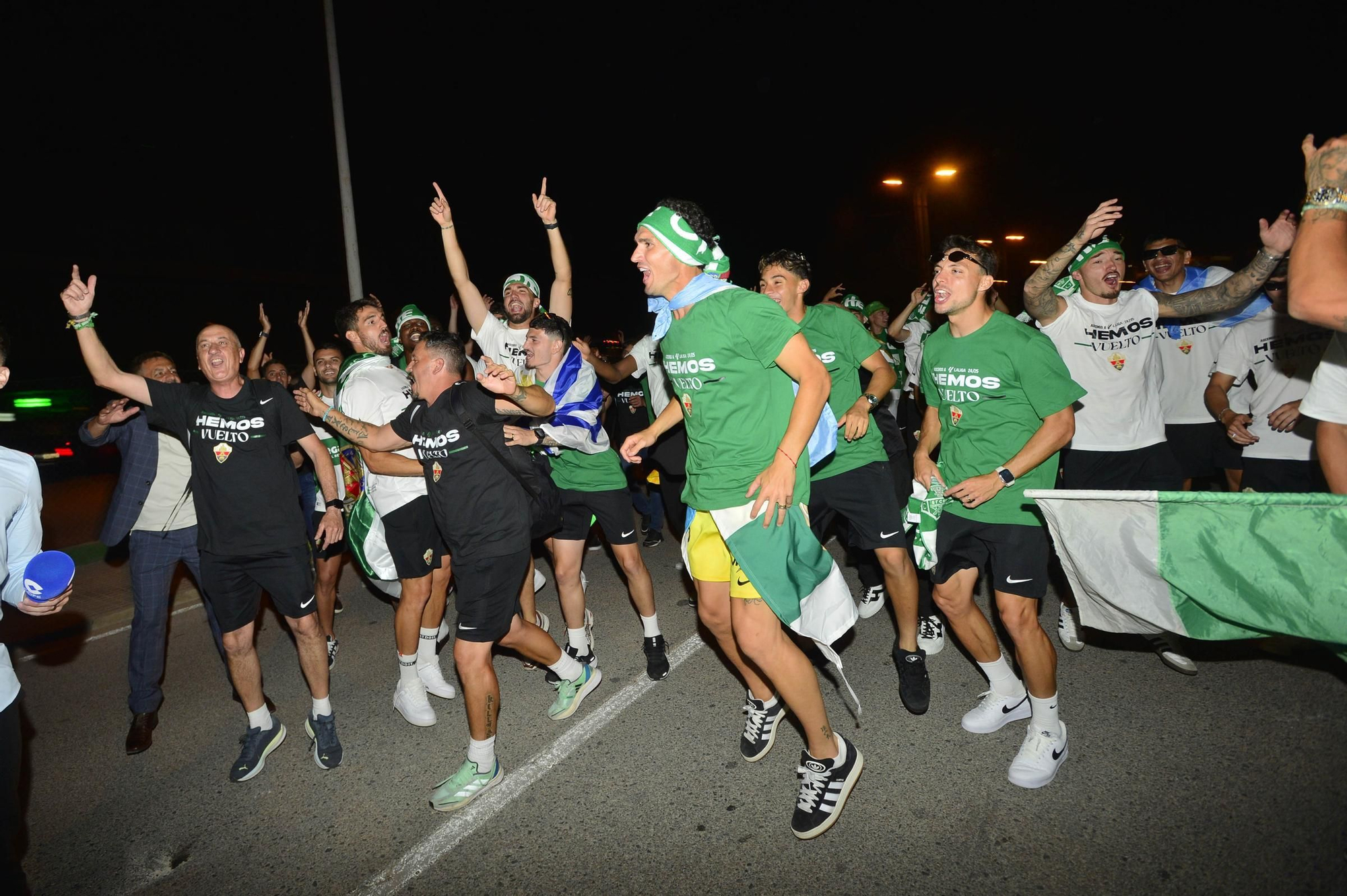 La afición del Elche recibe a los héroes del ascenso a su llegada al Martínez Valero