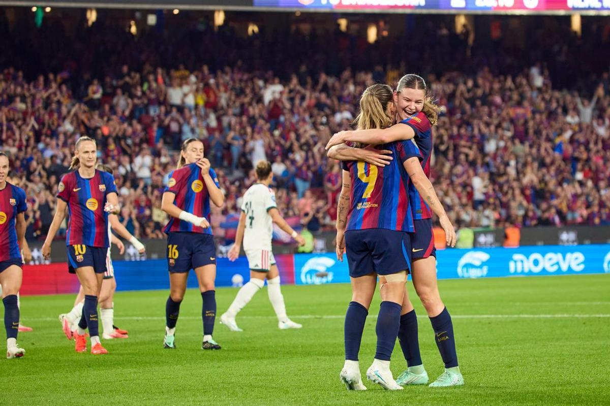 Las jugadoras del Barça celebran uno de los goles contra el Real Madrid.