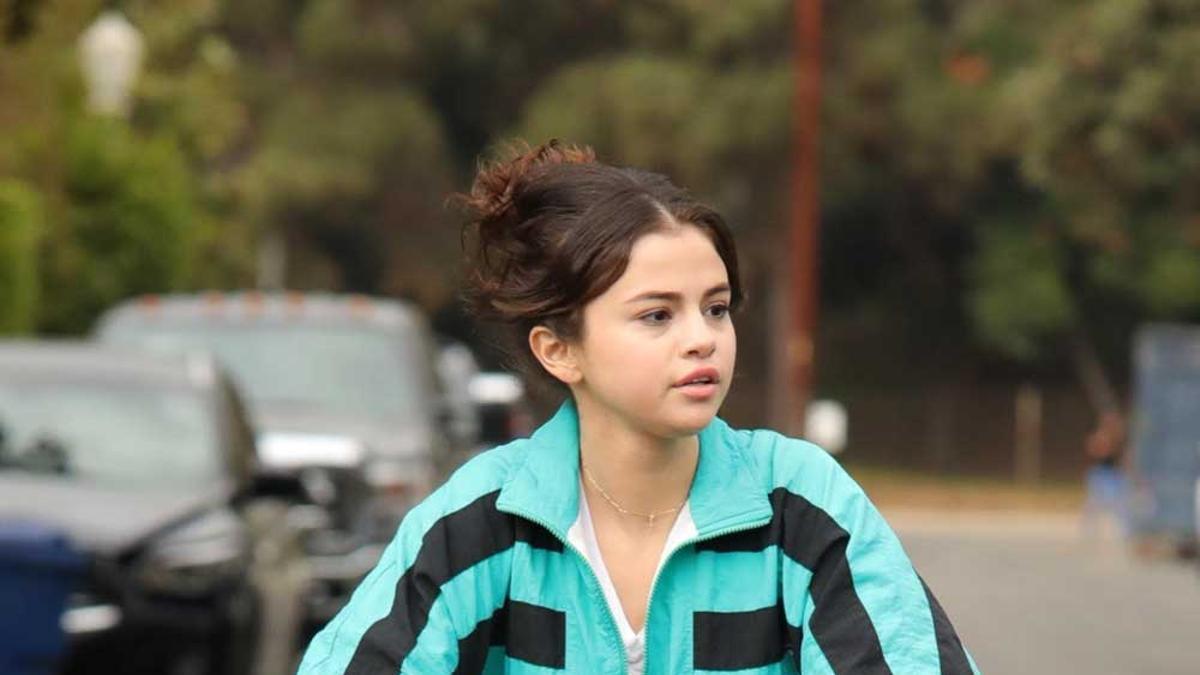 Selena Gomez, en bicicleta con una sudadera de The Weeknd