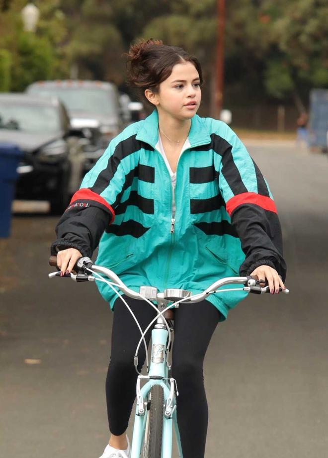 Selena Gomez, en bicicleta con una sudadera de The Weeknd