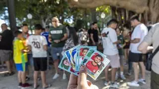 Furor por los cromos del Mundial en Alicante
