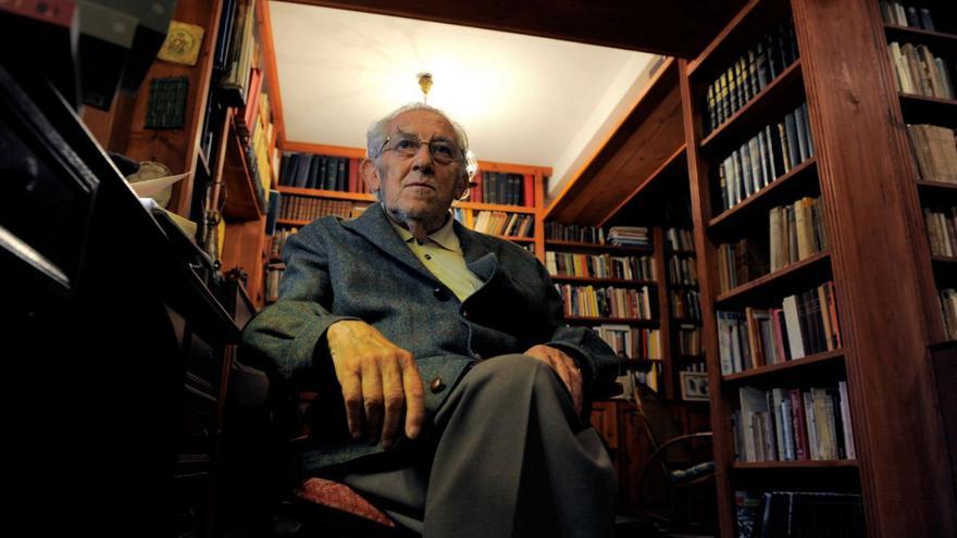 Gustavo Bueno, en la biblioteca de su casa de Niembro, en una foto tomada por su 90º. cumpleaños. | LNE