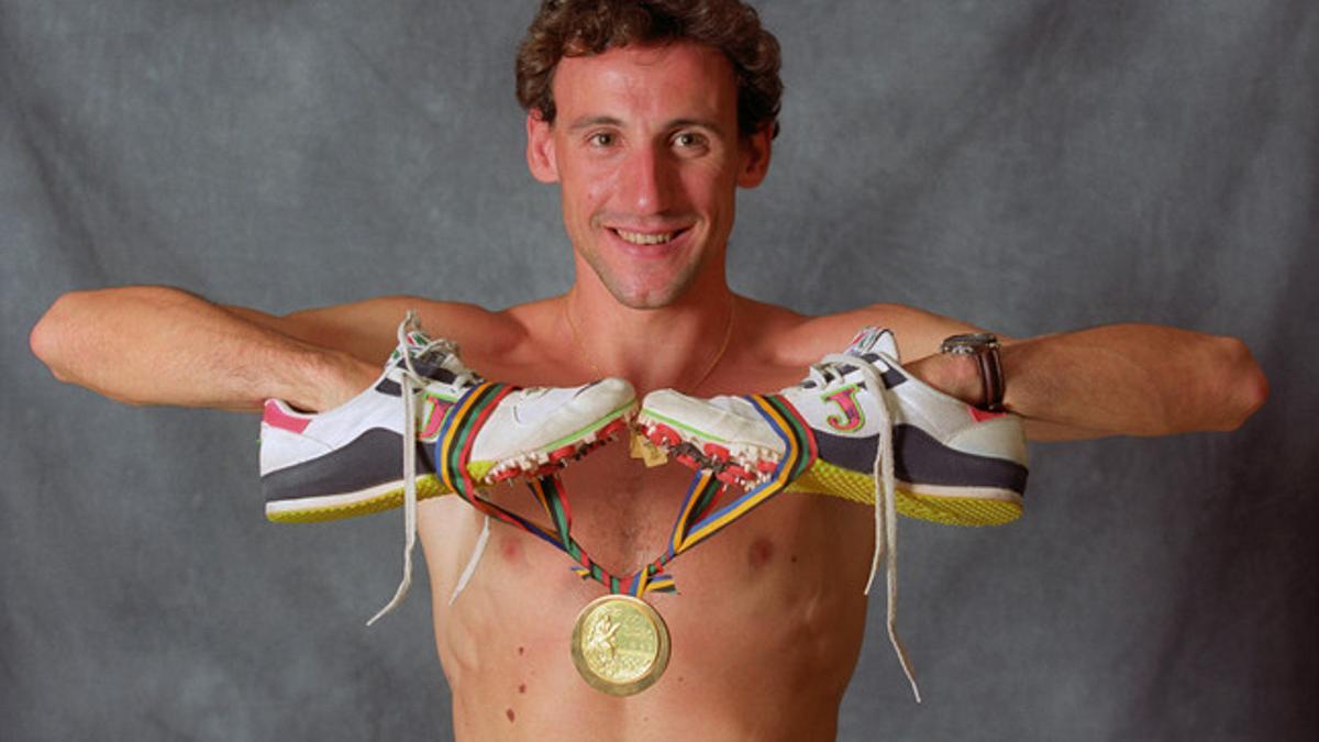 Fermín Cacho. El atleta soriano las zapatillas con las que logró el oro que destaca sobre su pecho.