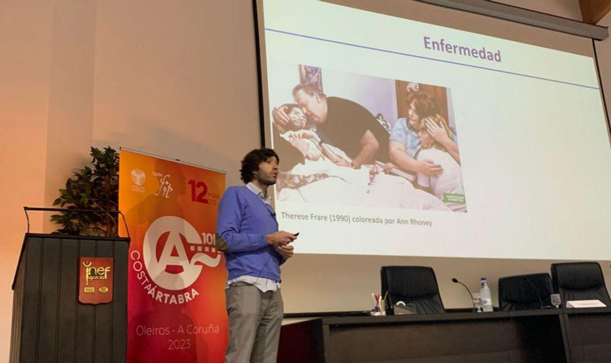 El doctor Álvaro Mena, durante la presentación del nuevo programa de Casco, destinado a promover la calidad de vida de las personas seropositivas, ayer, en el INEF, en Bastiagueiro (Oleiros). | // CEDIDA