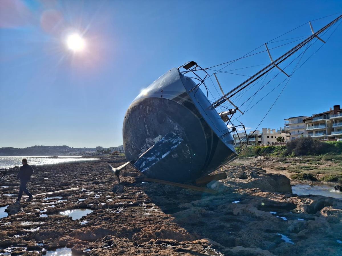 De encallado a requetencallado: las espectaculares imágenes del velero de Xàbia tras la borrasca Harris