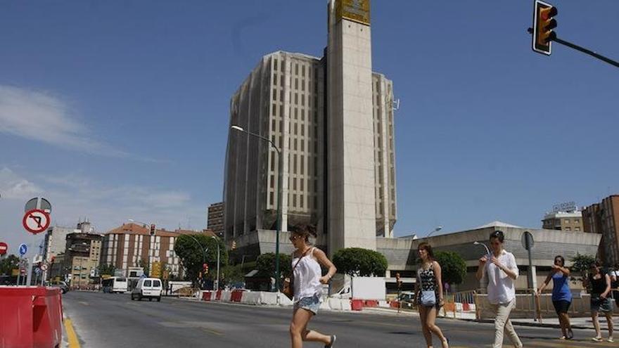 El edificio lleva años cerrado y con síntomas de abandono.