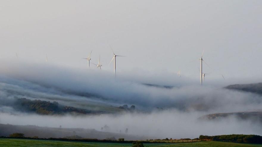 Aerogeneradores de la Serra do Candán, semiocultos entre la niebla. | // BERNABÉ/JAVIER LALÍN